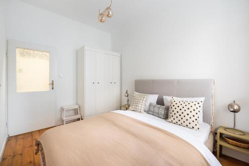 Solec Mystical Riverside Apartment