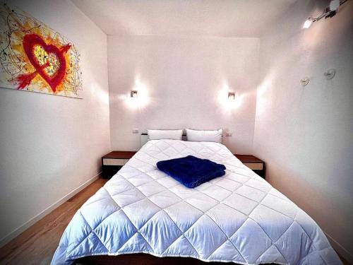 One-Bedroom Apartment image 6