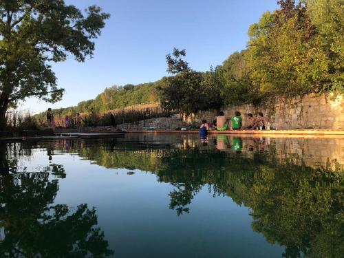 Gîte Les Cabanes de Fallot pour 15 personnes avec accès piscine naturelle