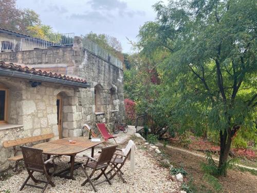 Gîte Les Cabanes de Fallot pour 15 personnes avec accès piscine naturelle