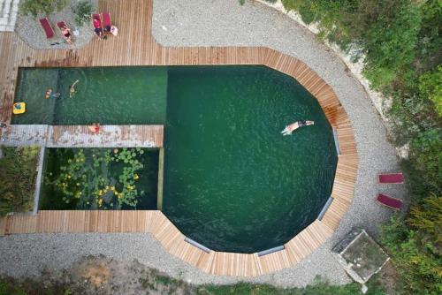 Gîte Les Cabanes de Fallot pour 15 personnes avec accès piscine naturelle