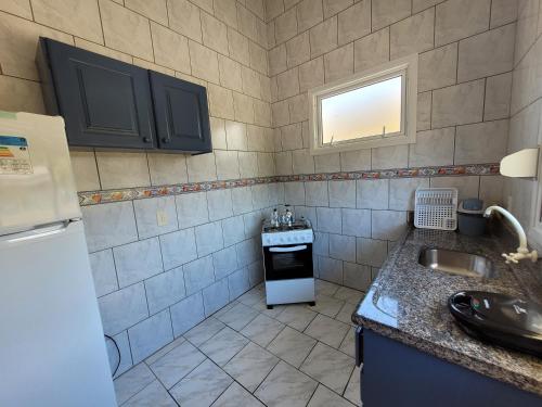virtuve, Pousada Genoveva - Apto com um dormitório (Pousada Genoveva - Apto com um dormitorio) in Farol de Santa Marta