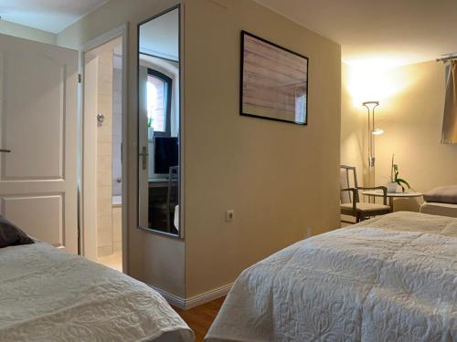 1 queen bed, 2 twin beds