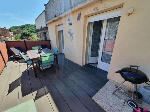 Фасада на хотела, Well equipped apartment, large terrace, BBQ & WIFI in Ria-Sirach