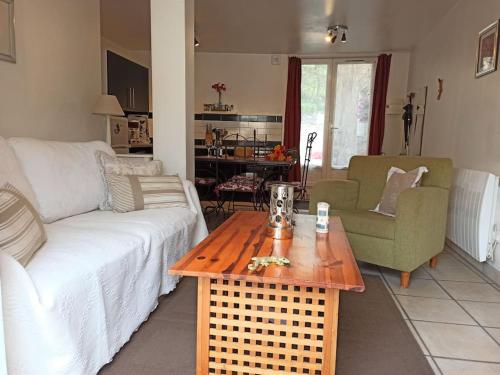 Well equipped apartment, large terrace, BBQ & WIFI in Ria-Sirach