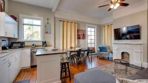 Huge 5 bed 5 bath in Historic Downtown Savannah - image 3