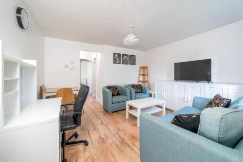 Crawley 1-Bedroom Pet Friendly Apartment