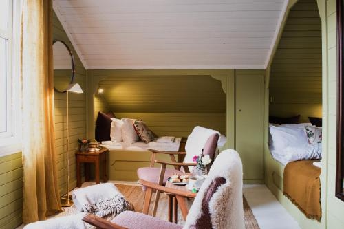 1 double bed, 1 twin bed