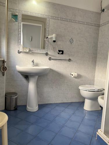 Double or Twin Room image 10
