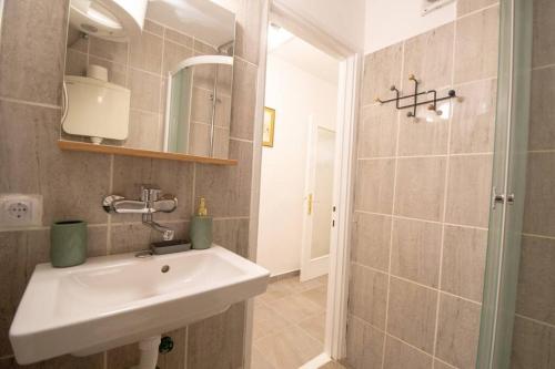 One-Bedroom Apartment image 10