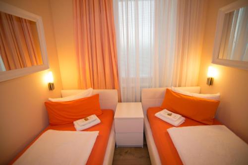 2 twin beds