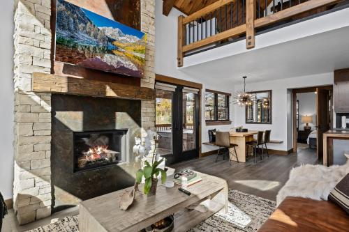 BRAND NEW! Rocky Mountain Gem! Two Large patios, Fireplace and Private Jacuzzi