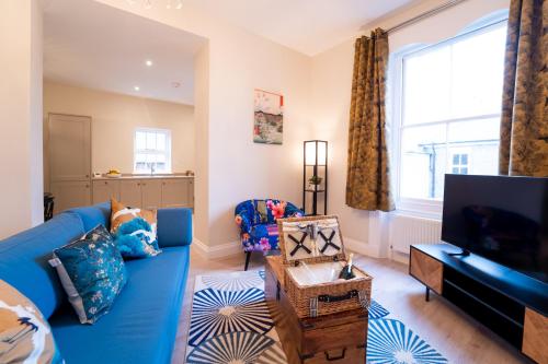 Stylish maisonette in town centre close to beach - Tap to explore photos
