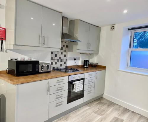 cuina, *Modern & Stylish 2 Double Bedroom-Free Parking!* in Siston