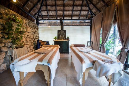 Aventura Mexicana Hotel – Playa del Carmen, TX