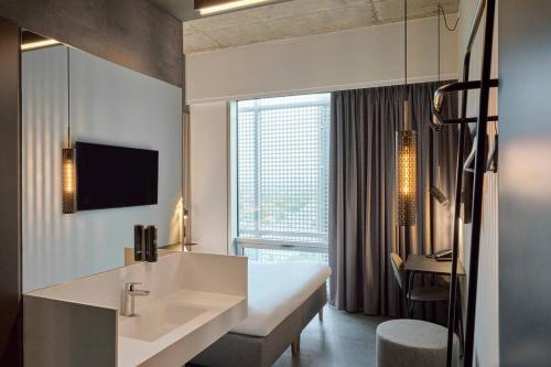 room detail thumbnail 2