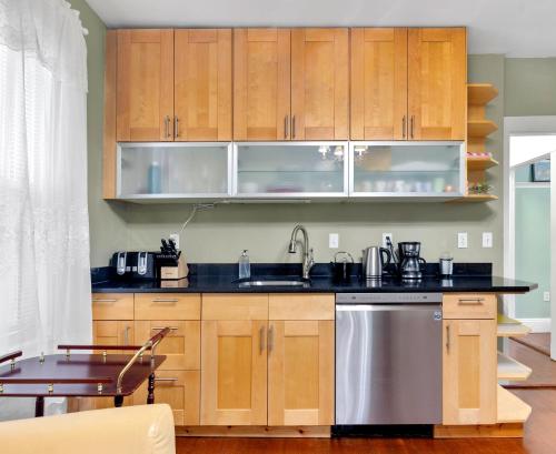 Bright & Spacious 2Br apartment, mins from Downtown Boston, parking in Boston, USA