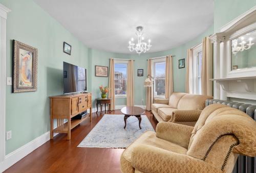 Bright & Spacious 2Br apartment, mins from Downtown Boston, parking in Boston, USA