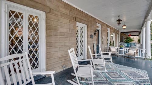 Comfortable Escape in Historic Downtown Savannah - image 7