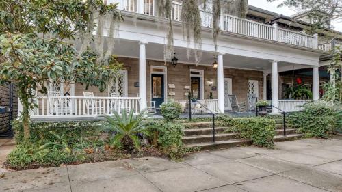 Comfortable Escape in Historic Downtown Savannah - image 9