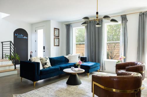 Luxury Downtown Retreat with Rooftop Retreat