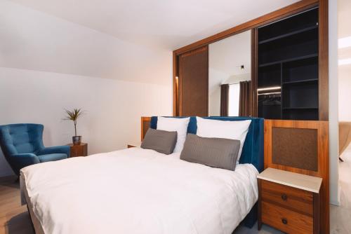 1 king bed, 1 sofa bed