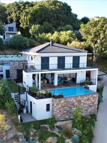 Villa K. avec piscine sur les hauts de Lavasina - Location, gîte - Brando
