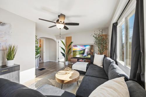 Peaceful Home w/ 4BR, Big Yard and amazing art