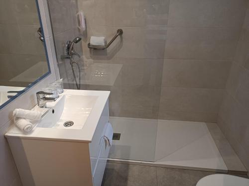 Standard Double Room image 10