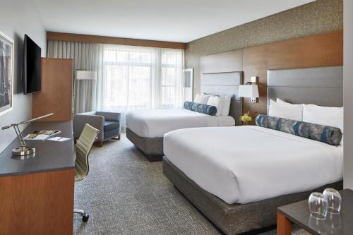 2 queen beds