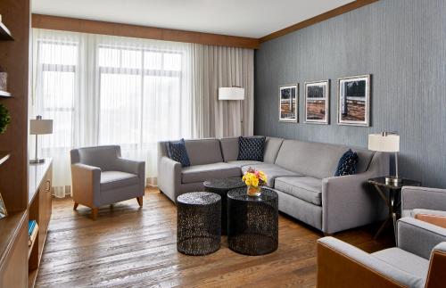 1 king bed, 2 sofa beds