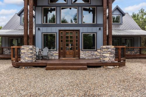 Brand New! Geauxin All Inn, Fireplace, Hot Tub, Swings, Free Firewood in Broken Bow, USA