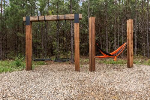 Brand New! Geauxin All Inn, Fireplace, Hot Tub, Swings, Free Firewood in Broken Bow, USA