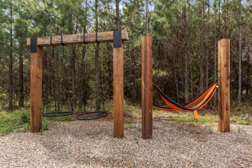 Brand New! Geauxin All Inn, Fireplace, Hot Tub, Swings, Free Firewood in Broken Bow, USA