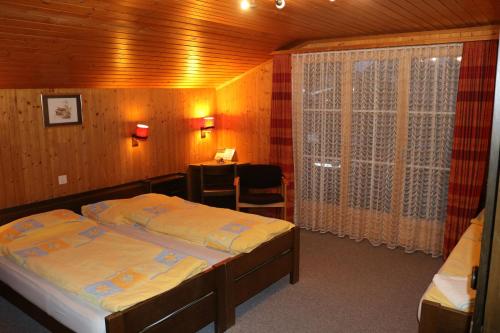 3 twin beds