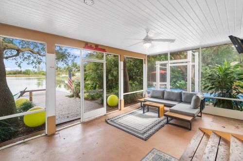 Tropical Oasis Located Near Lake With Pool and Hot Tub