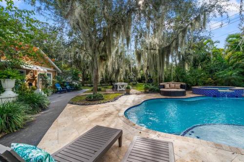 Tropical Oasis Located Near Lake With Pool and Hot Tub