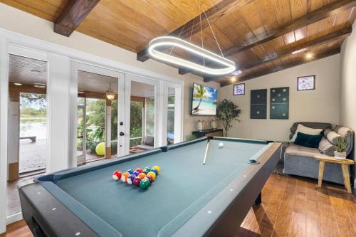 Tropical Oasis Located Near Lake With Pool and Hot Tub