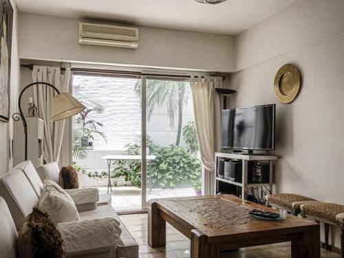 Departamento de 2 ambientes y patio en plaza San Martín