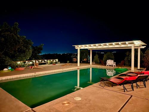 Hilltop Villa, Pool, Hot tub, Views, Avocado Grove