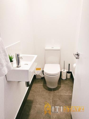 Bathroom, Contemporary in Kingston-2bd Apt in Kingston