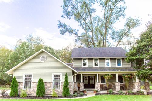 Huge Home and Yard Perfect For Groups & Families!