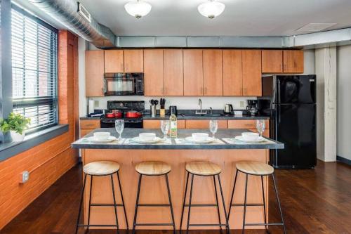 Centric Modern Loft w/ King Beds & Smart GameTable near ท้องฟ้าจำลอง สตราเซนเบิร์ก