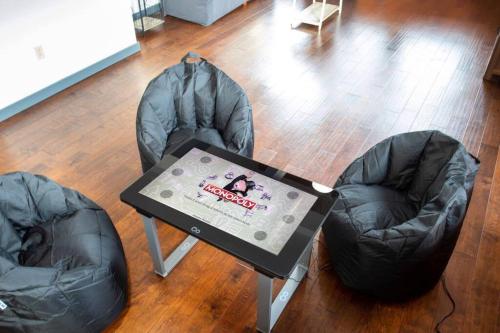 Centric Modern Loft w/ King Beds & Smart GameTable in Rochester, USA