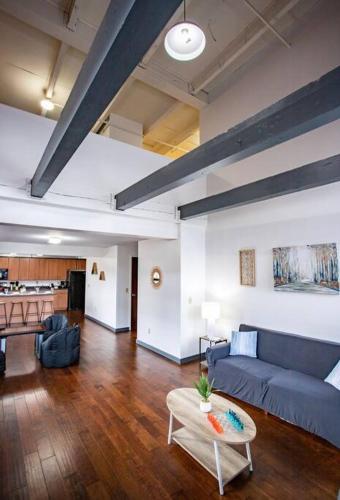 Centric Modern Loft w/ King Beds & Smart GameTable in Rochester, USA
