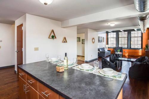 Centric Modern Loft w/ King Beds & Smart GameTable near ท้องฟ้าจำลอง สตราเซนเบิร์ก