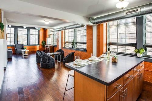 Centric Modern Loft w/ King Beds & Smart GameTable near ท้องฟ้าจำลอง สตราเซนเบิร์ก