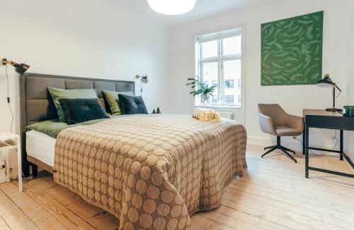  Elegant, evocative and cosy home in Østerbro with a panoramic view. Eco-friendly. 1km harbour/ beach, 3km- city center, 13km-airport. in Kopenhagen