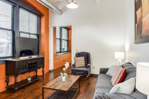 Centric NY Style Loft w/King bed near Strasenburgh Planetarium