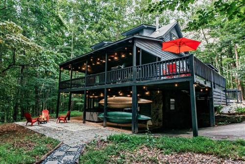 B&B Blue Ridge - Jacuzzi, Fire Pit, Game Room, Hammock, Backpacks, 10 min to BR! Sleeps 12! - Bed and Breakfast Blue Ridge